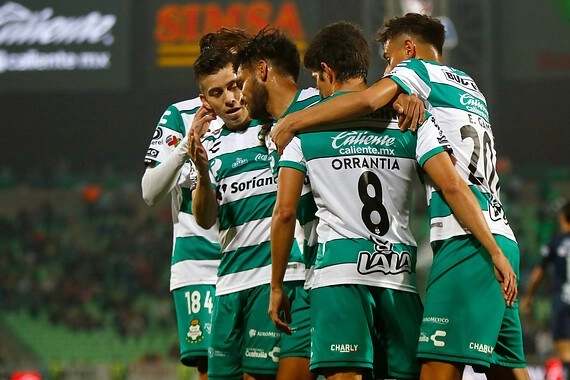 Jugadores de Santos Laguna festejan una anotación durante el encuentro. Foto Jam Media 