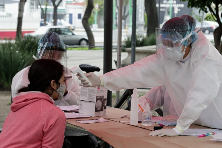 Ciudadanos son entrevistados por médicos sobre su estado de salud antes de realizarles pruebas de Covid-19, en el quiosco de salud del parque Lázaro Cárdenas, alcaldía Cuauhtémoc, en la CDMX. Foto Roberto García Ortiz