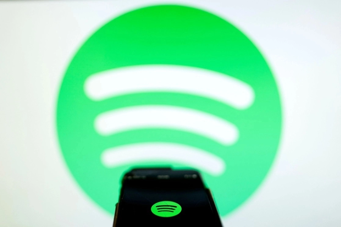 El logotipo de la plataforma de música en un celular captada en Washington D.C., el 31 de enero de 2022. Foto Afp
