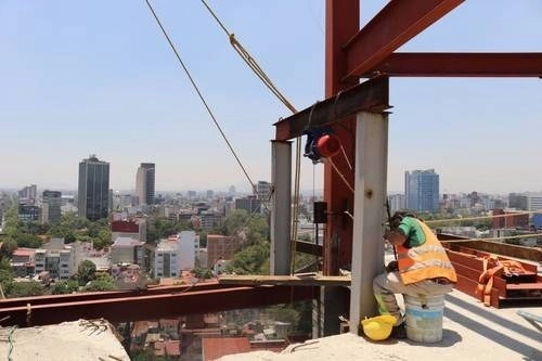 El conjunto de la inversión fija bruta en el país —que refiere el gasto en construcción, maquinaria y equipo para la producción también del sector privado— acumula una caída de 13.8%. Foto La Jornada