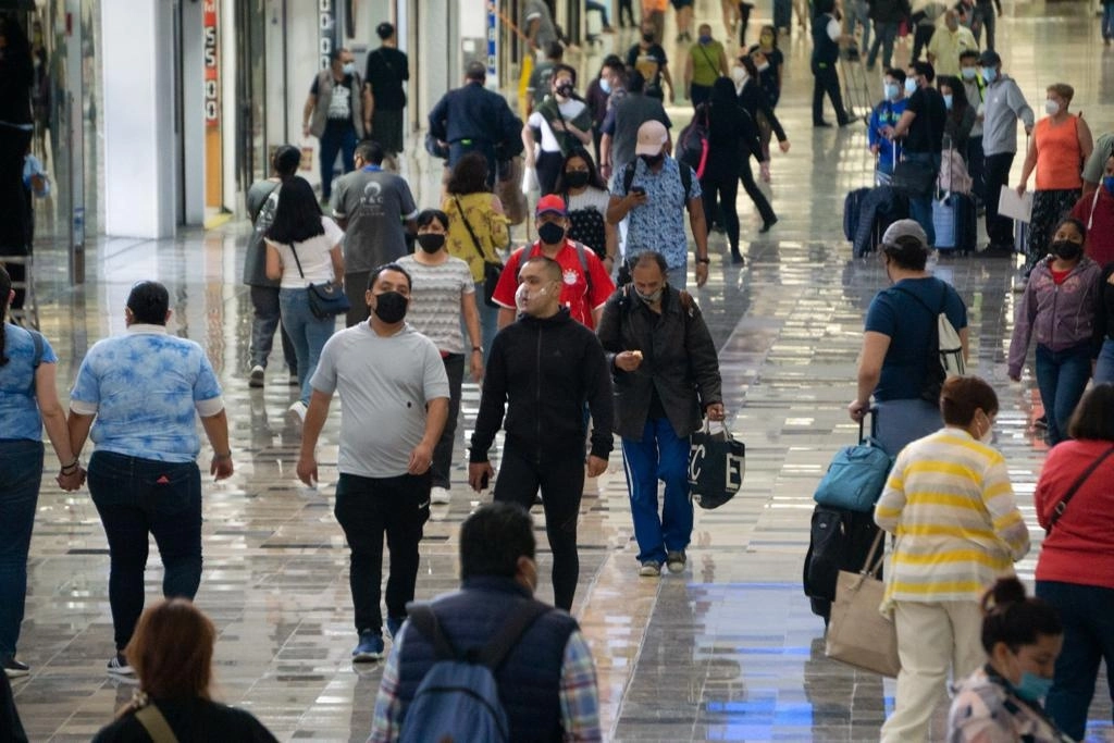 Viajeros en el Aeropuerto Internacional de la Ciudad de México, el 11 de abril de 2021. Foto Pablo Ramos
