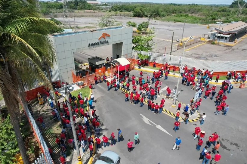 Trabajadores sindicalizados de la acerera multinacional ArcelorMittal, durante una protesta en imagen de archivo. Foto La Jornada