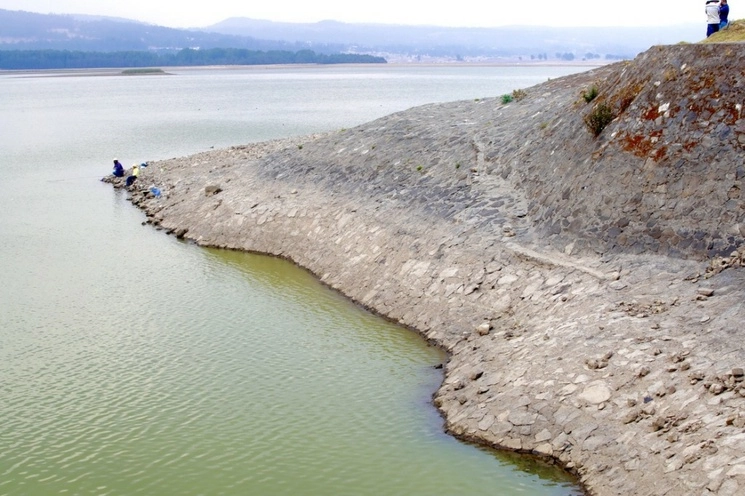Los niveles de las presas del Sistema Cutzamala siguen a la baja y se ubican a 40.9% en promedio, el nivel histórico más bajo de que se tiene reporte, informó la Comisión Nacional del Agua. Foto Luis Castillo / Archivo