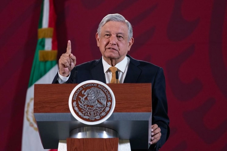 El presidente Andrés Manuel López Obrador, en la conferencia del 30 de marzo de 2020, confirma que mantendrá las principales obras de  infraestructura de su gobierno, para impulsar la economía. Foto Pablo Ramos