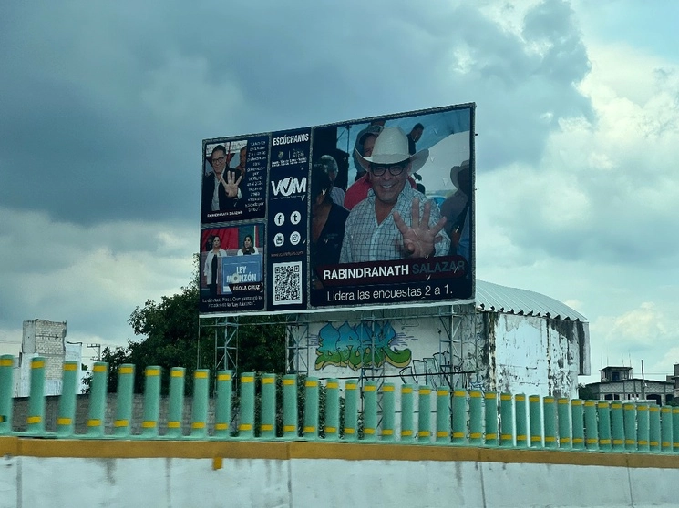 No han retirado los espectaculares que promocionan la imagen de los candidatos en el tramo que pasa esta ciudad la autopista del sol (Paso Exprés). Foto Rubicela Morelos