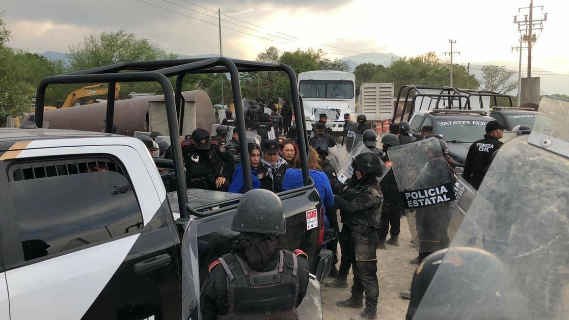 Habitantes del municipio de Montemorelos fueron desalojados ayer por elementos antimotines de la Fuerza Civil, que detuvieron a algunos, luego de que bloquearon por segundo día la carretera Nacional en rechazo al proyecto gubernamental de extraer agua del río Pilón. Foto cortesía de Édgar Plata