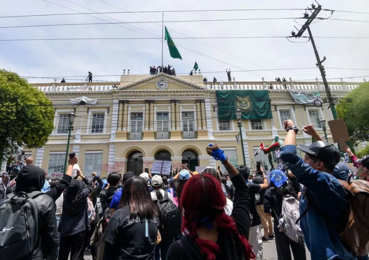 Protestan estudiantes de la Universidad Autónoma del Estado de México (UAEMex).