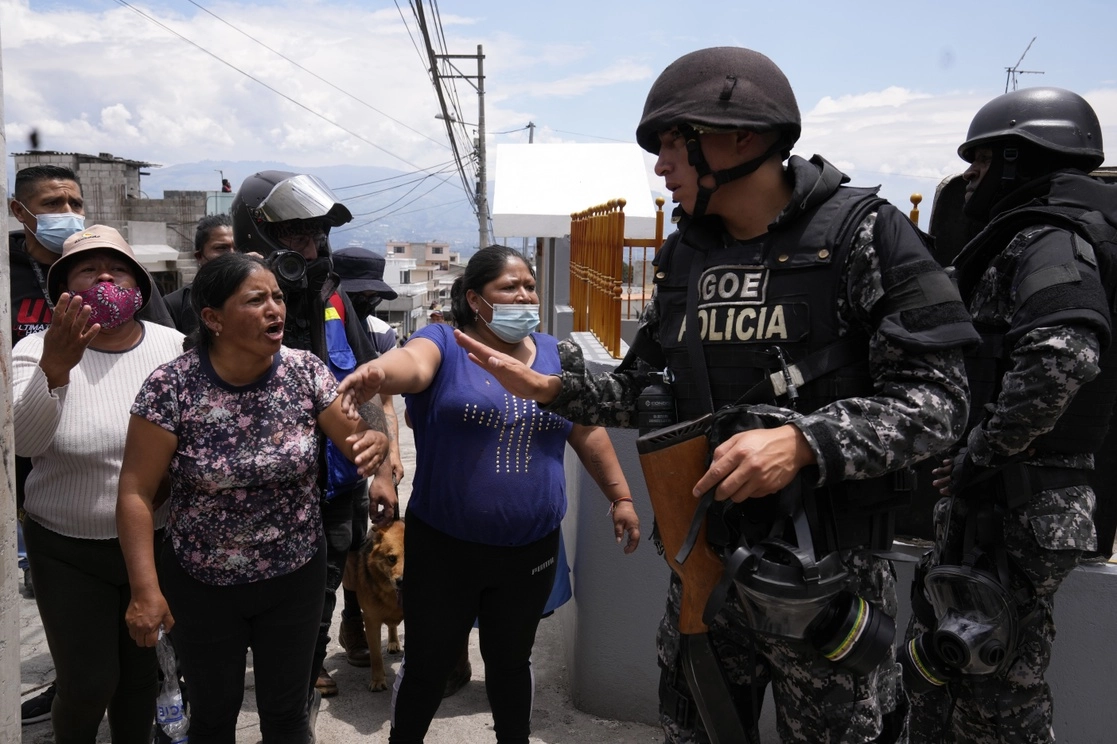 En una protesta contra el incremento a los combustibles, manifestantes increparon a policías, ayer en Quito. Foto Ap