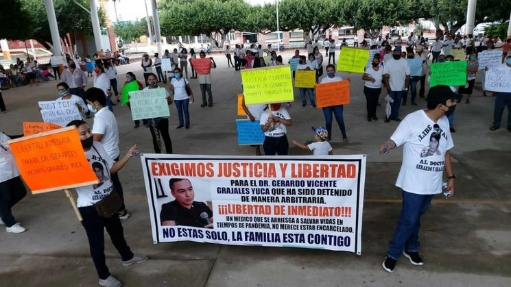 En Chiapas se han realizado varias manifestaciones para exigir la liberación del médico. Foto La Jornada