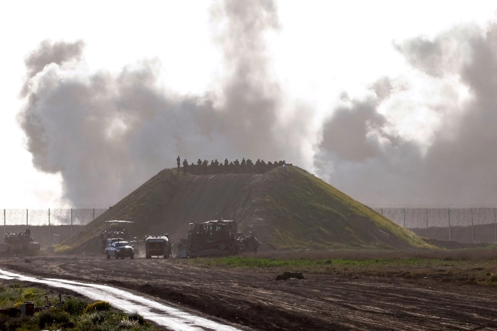 Tropas israelíes se reúnen en una colina al sur de Israel, cerca de la frontera con la franja de Gaza, tras un bombardeo este lunes 4 de marzo de 2024. Foto Afp 