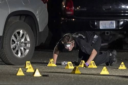 Un investigador del Laboratorio Criminalístico de Washington trabaja en el lugar donde Michael Reinoehl fue asesinado cuando la policía intentaba arrestarlo. Foto Ap
