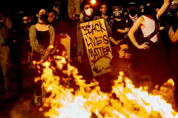 Manifestación del movimiento Black Lives Matter en el Palacio de Justicia Mark O. Hatfield de los Estados Unidos en Portland, Oregon. Luego de un acuerdo, se realizaron protestas nocturnas pacíficas y sin enfrentamientos con los oficiales. Foto Ap