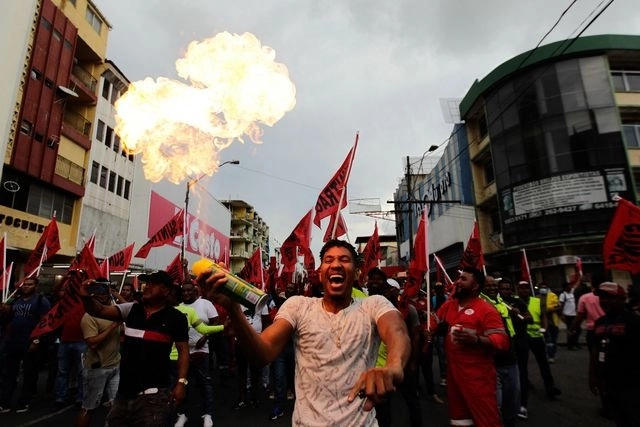 Personas protestan en calles de Ciudad de Panamá. Foto Afp