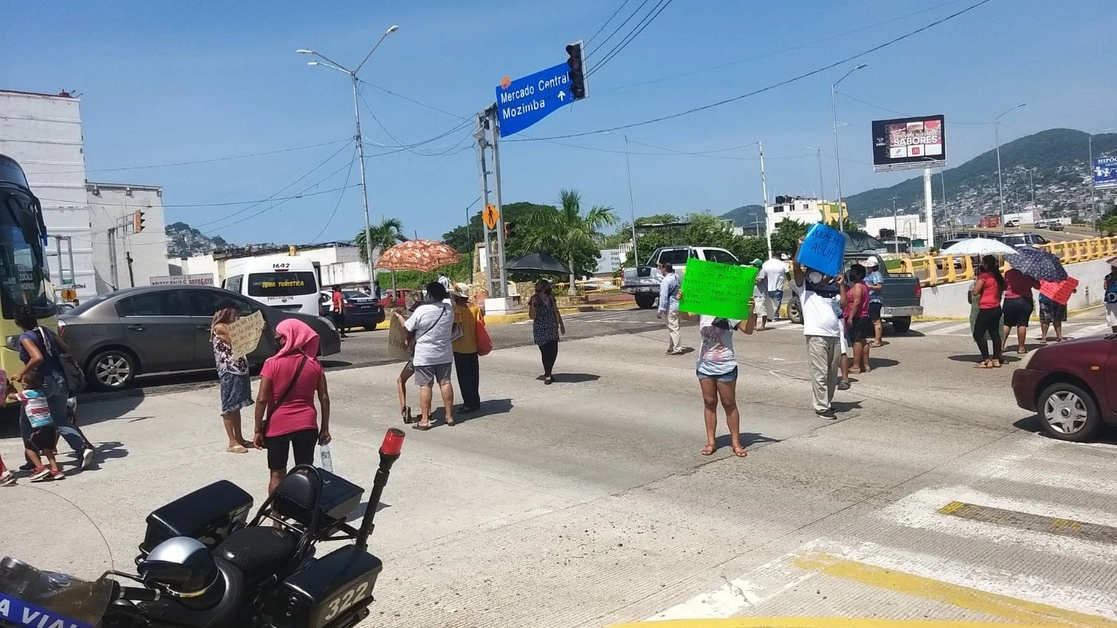 Habitantes de Acapulco bloquean la Costera Miguel Alemán en protesta por la falta de suministro de agua potable, el 24 de septiembre de 2021. Foto La Jornada