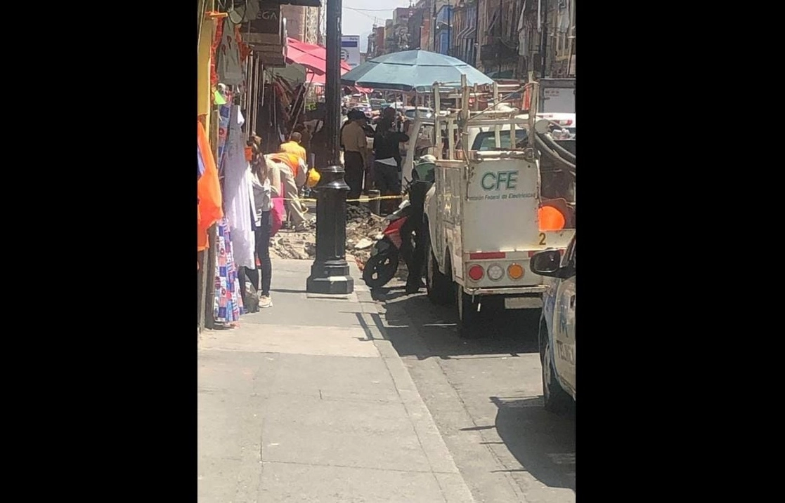 Personal de la CFE continúa laborando en la calle de Jesús María para resolver la falta de energía eléctrica, el 11 de mayo de 2022. Foto Bertha Teresa Ramírez