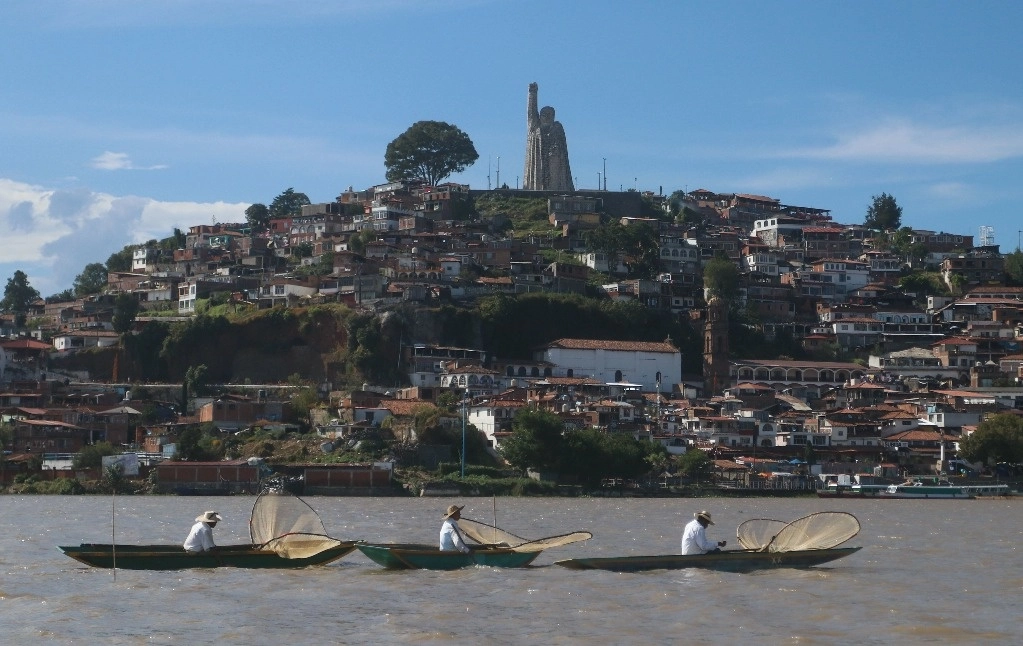 Pescadores en el lago de Pátzcuaro, en la entrada de la isla de Janitzio. Foto Cuartoscuro