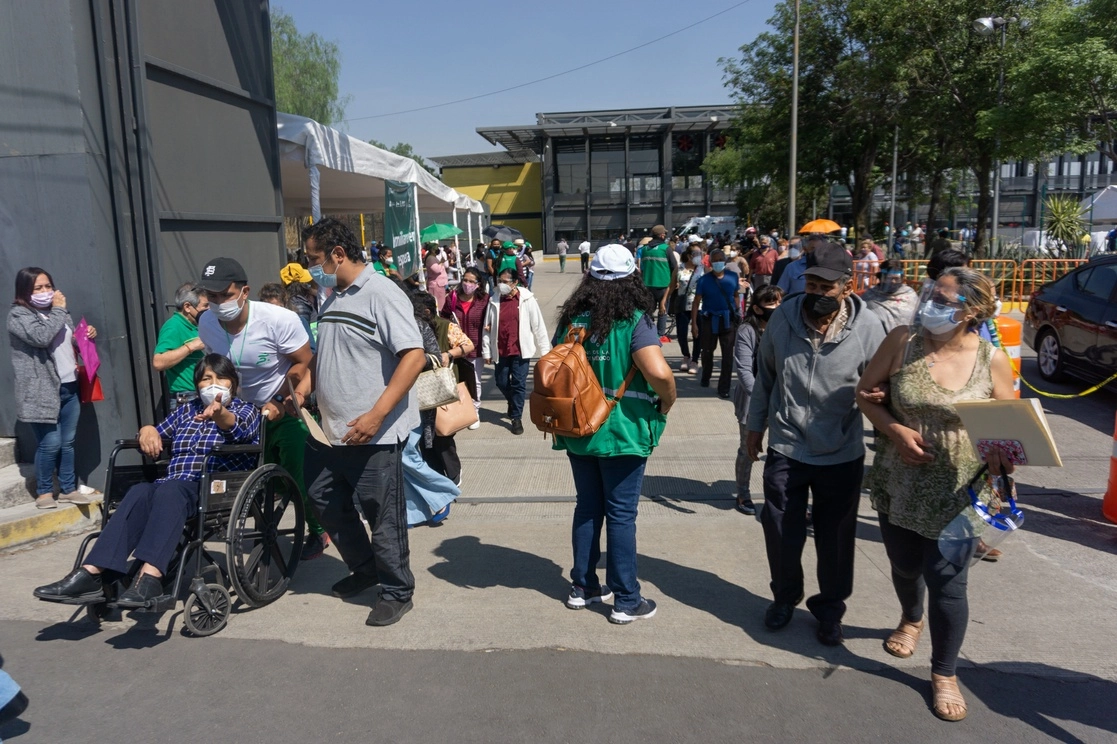 Con impecable organización prosiguió la inmunización en el Centro de Exposiciones de la UNAM. Foto Pablo Ramos