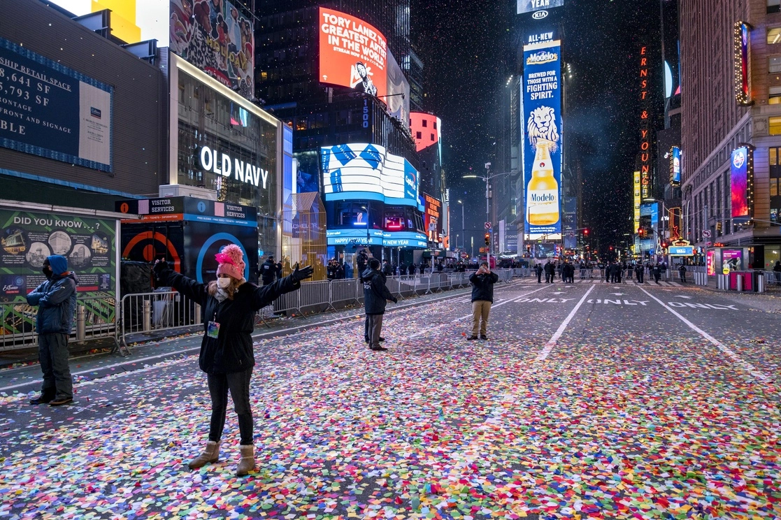 Confeti en el pavimiento después de que cayera la bola de Nochevieja en Times Square, la madrugada del viernes 1 de enero de 2021. Foto AP 