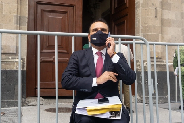 Imagen de archivo del ex gobernador de Michoacán Silvano Aureoles durante una solicitud de audiencia en Palacio Nacional. Foto Pablo Ramos
