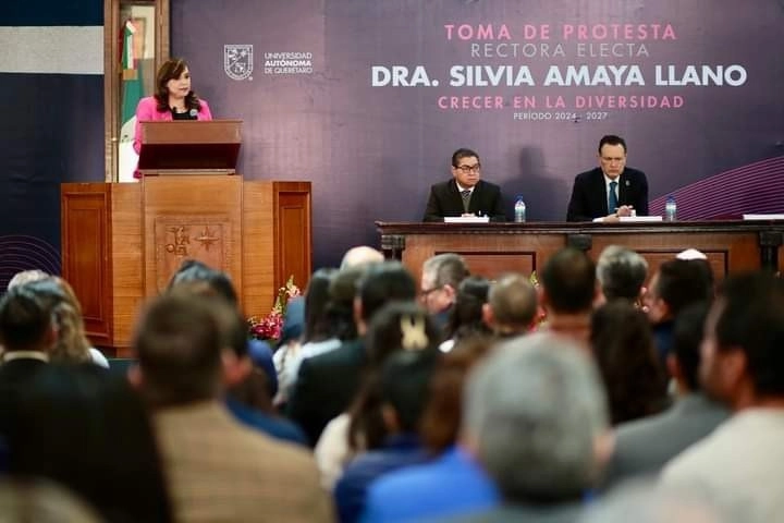 Silvia Lorena Amaya, tras rendir la protesta como nueva rectora, se pronunció a favor de buscar posicionar a la UAQ en el ámbito internacional, el 15 de enero de 2024. Foto Ricardo Montoya