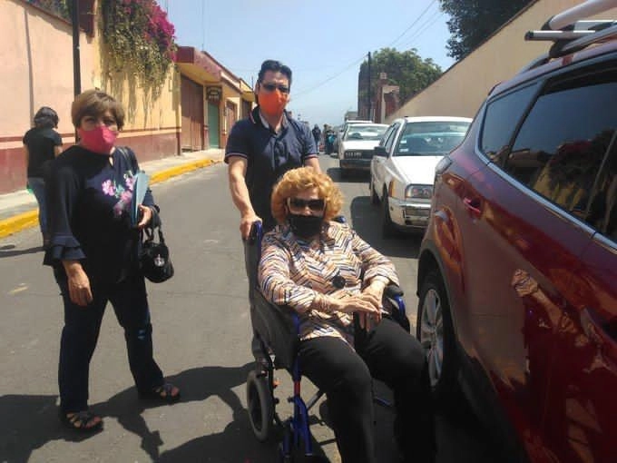 En la imagen la actriz Silvia Pinal quien acudió, en silla de ruedas, a Tlalmanalco para recibir la primera dosis de la vacuna contra el coronavirus Covid-19. Foto La Jornada
