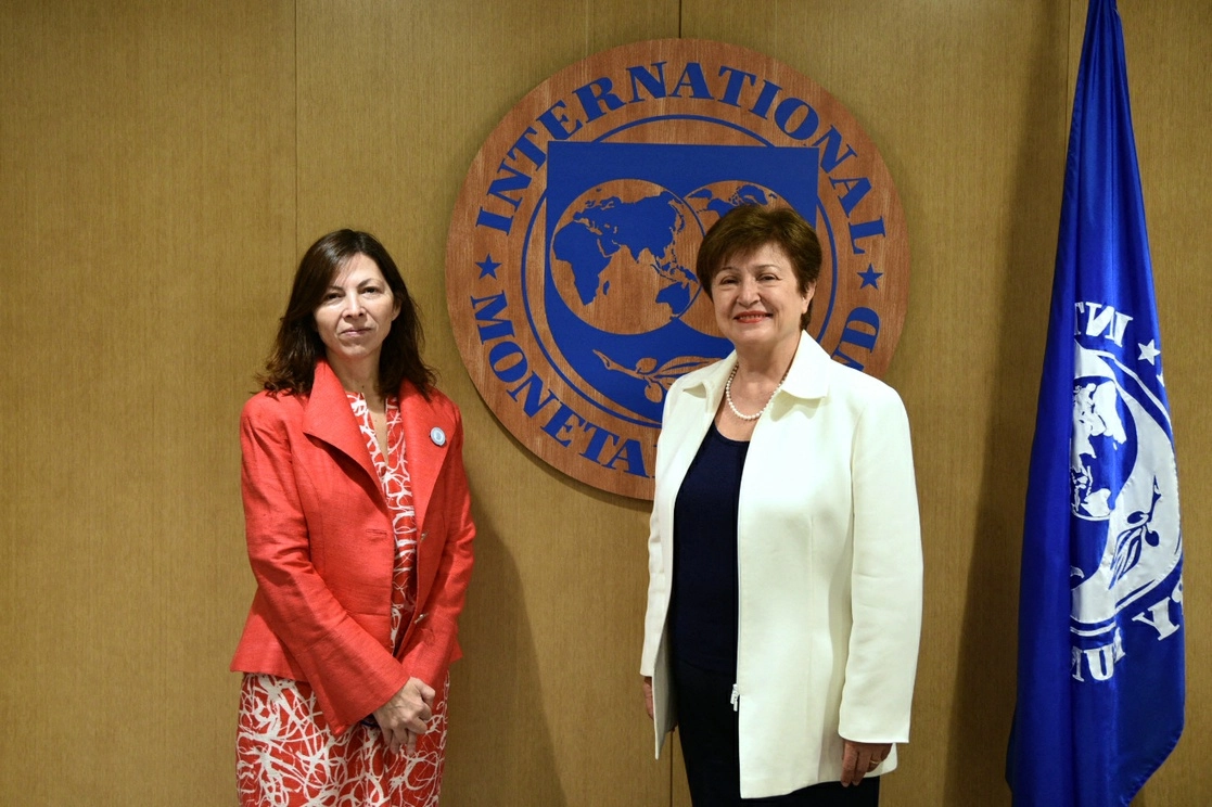 
Durante el corto periodo al frente de la Economía argentina, Silvina Batakis se reunió en Washington, EU, con Kristalina Georgieva, directora del FMI. Foto Afp