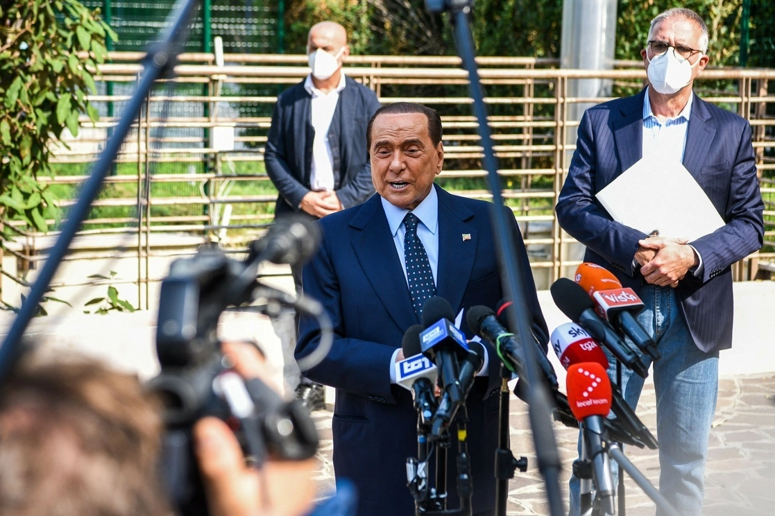 El ex primer ministro de Italia, Silvio Berlusconi considera "humillante" la orden de someterse a una prueba psiquiátrica. Foto Afp/Archivo 