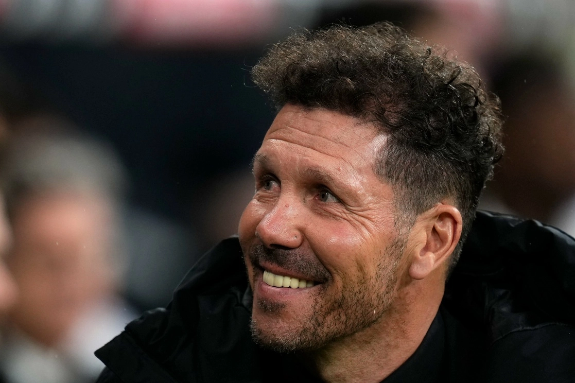 Con 613 partidos, el técnico argentino del Atlético de Madrid, Diego Simeone, se convirtió ante el Sevilla en el entrenador que ha dirigido más partidos a un mismo club en la historia del futbol español. Foto Ap / Archivo