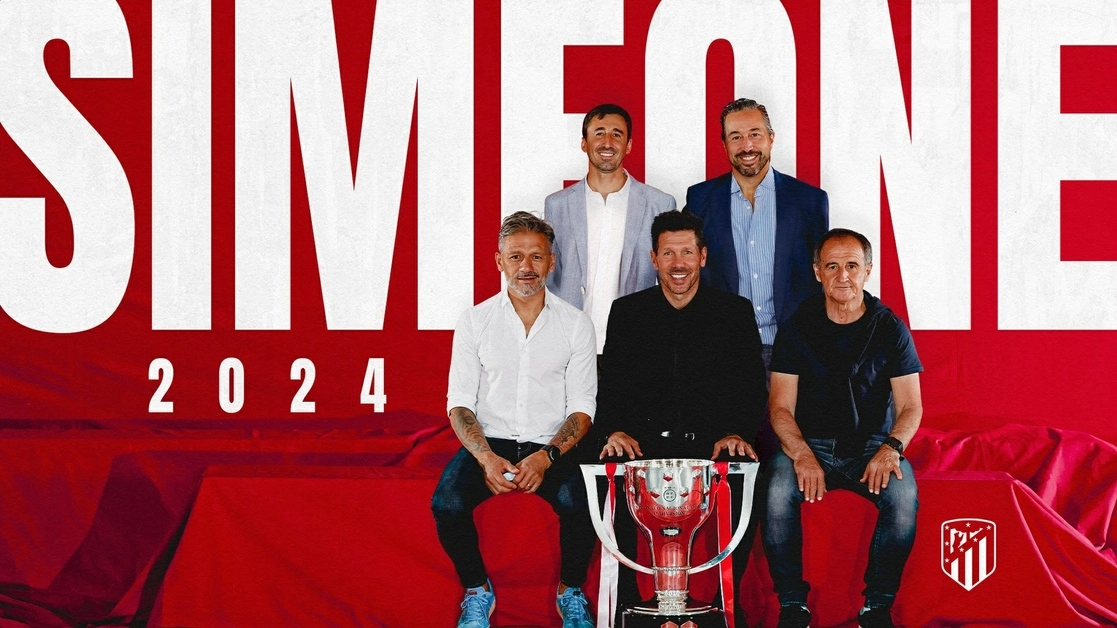 El entrenador argentino Diego Simeone prolongó su contrato con el Atlético de Madrid hasta 2024, después de llevar al club español a su segundo título de la liga bajo su mando, informó el club, el 8 de julio de 2021. Foto Deportes Atlético de Madrid vía Europa Press