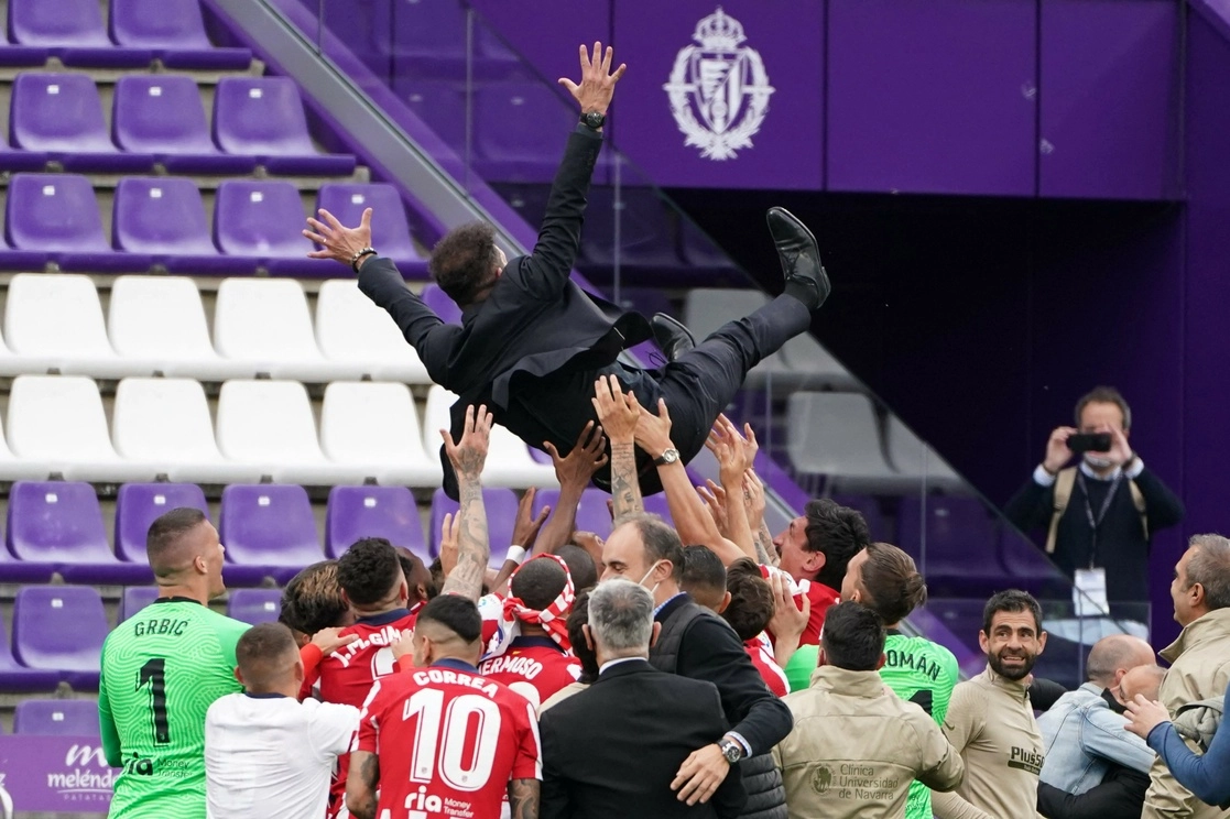 El técnico del Atlético de Madrid, Diego Simeone, sigue haciendo historia tras adjudicarse este sábado su segunda liga al frente del banquillo colchonero, su octavo trofeo desde su llegada en 2011. Foto Afp
