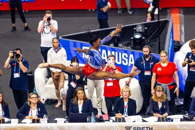 Biles encabezó la clasificación individual tras la primera noche de competencias, con 58.900 puntos. Foto Afp