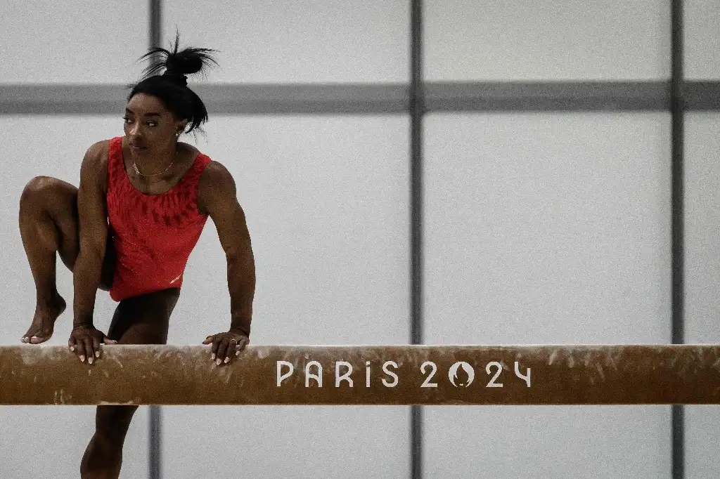 La estadunidense Simone Biles participa en una sesión de entrenamiento en el centro de gimnasia de Le Bourget, el 22 de julio de 2024, antes de los Juegos Olímpicos de París. Foto Afp