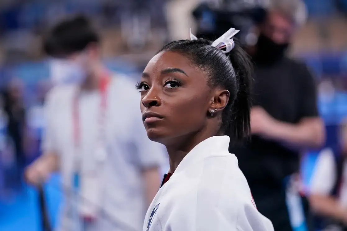La gimnasta estadunidense Simone Biles, en la final femenina por equipos de los Juegos de Tokio, el 27 de julio de 2021. Foto Ap