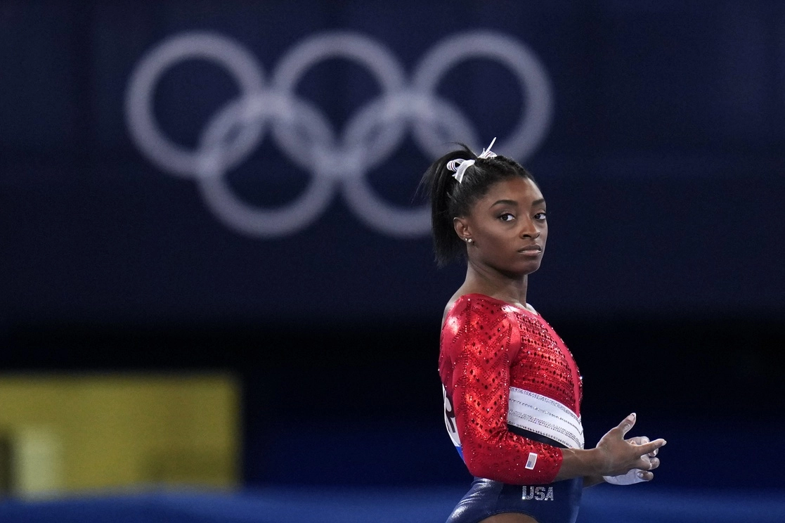 Simone Biles decidió no defender otro título olímpico al retirarse de las finales del domingo en salto y barras asimétricas. Foto  Ap
