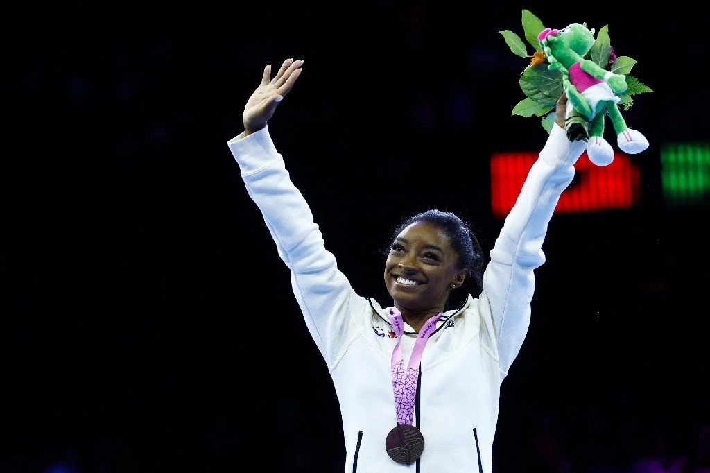 La estadunidense, Simone Biles, sumó su oro 23 en mundiales de gimnasia. Foto Afp