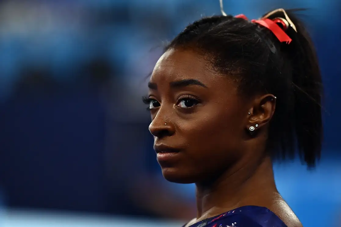 La multimedallista estadunidense Simone Biles participará el martes en la final de viga de equilibrio en Tokio 2020. La imagen, del pasado 25 de julio. Foto Afp 
