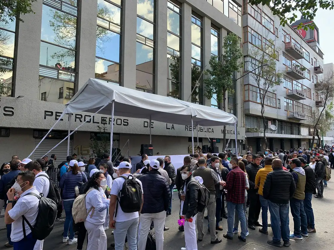 El grupo de trabajadores pertenece a las secciones de la Ciudad de México, la 45 del hospital de Pemex de Azcapotzalco que encabeza Andrés de la Rosa Hernández, y de la 34 de Héctor Sosa, que concentra principalmente trabajadores administrativos de la Torre en Marina Nacional, el 31 de enero de 2022.  Foto Alfredo Domínguez