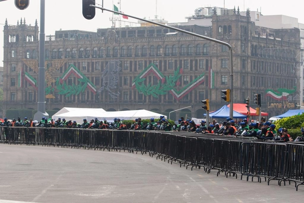 La marcha en favor del presidente se detuvo frente a las vallas colocadas por la policía capitalina. Foto Pablos Ramos 