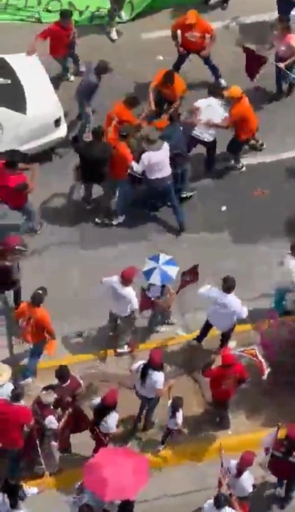 En videos que circulan en redes sociales se observa a partidarios de Movimiento Ciudadano golpear en el piso a un morenista. Foto captura de video de Facebook




