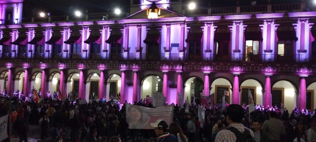 Simpatizantes de Rocío Nahle en el centro de Xalapa. Foto Eirinet Gómez