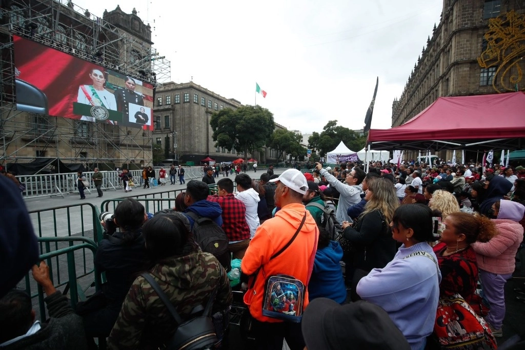 Simpatizantes acuden al Zócalo para escuchar a la presidenta de México, Claudia Sheinbaum, en la ceremonia donde plantea sus 100 puntos de gobierno, en la Ciudad de México, el 1 de octubre de 2024. Foto Cristina Rodríguez