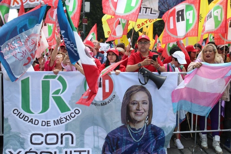 Cientos de simpatizantes se reúnen en la Glorieta del Ángel de la Independencia, donde se hará entrega a Xóchitl Gálvez de la constancia que la acredita como ganadora del proceso del Frente Amplio por México, en la Ciudad de México, el 3 de septiembre de 2023. Foto María Luisa Severiano
