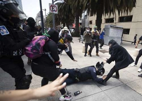 El lunes anterior, feministas marcharon del Monumento a la Revolución al Palacio de Bellas Artes. A su paso agredieron a mujeres policías y causaron destrozos. Foto Alfredo Domínguez