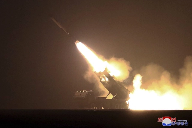 Misil Hwasal-2 lanzado en la ciudad de Kim Chaek, apuntando hacia el mar de Japón. Foto Afp