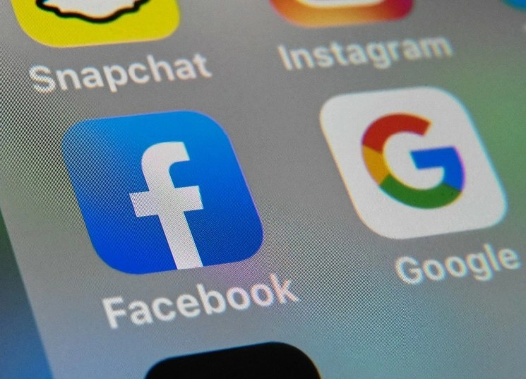 La encuesta también reflejó que, a medida que decrece el uso de la computadoras incrementa el de teléfonos inteligentes. Foto Afp