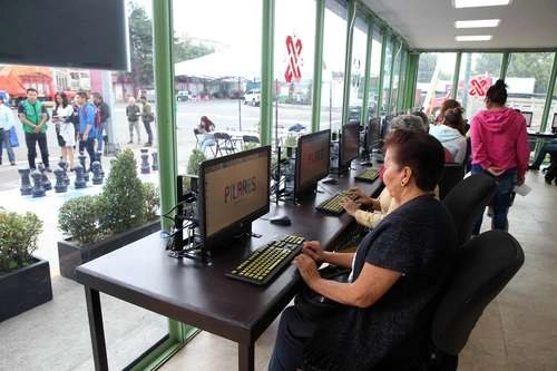 Entretenimiento, de acuerdo con la encuesta, es el principal uso que se da a Internet. Foto Jesús Villaseca