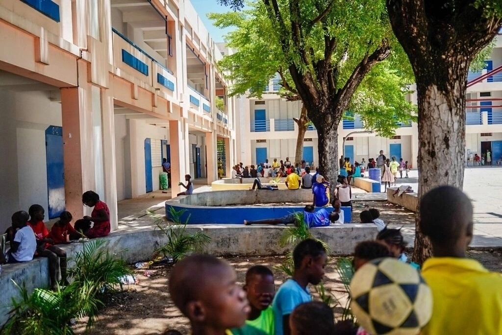 Niños se refugian en una escuela católica en Haití, el 30 de julio de 2022, luego de escapar de la violencia de las pandillas. Foto Afp