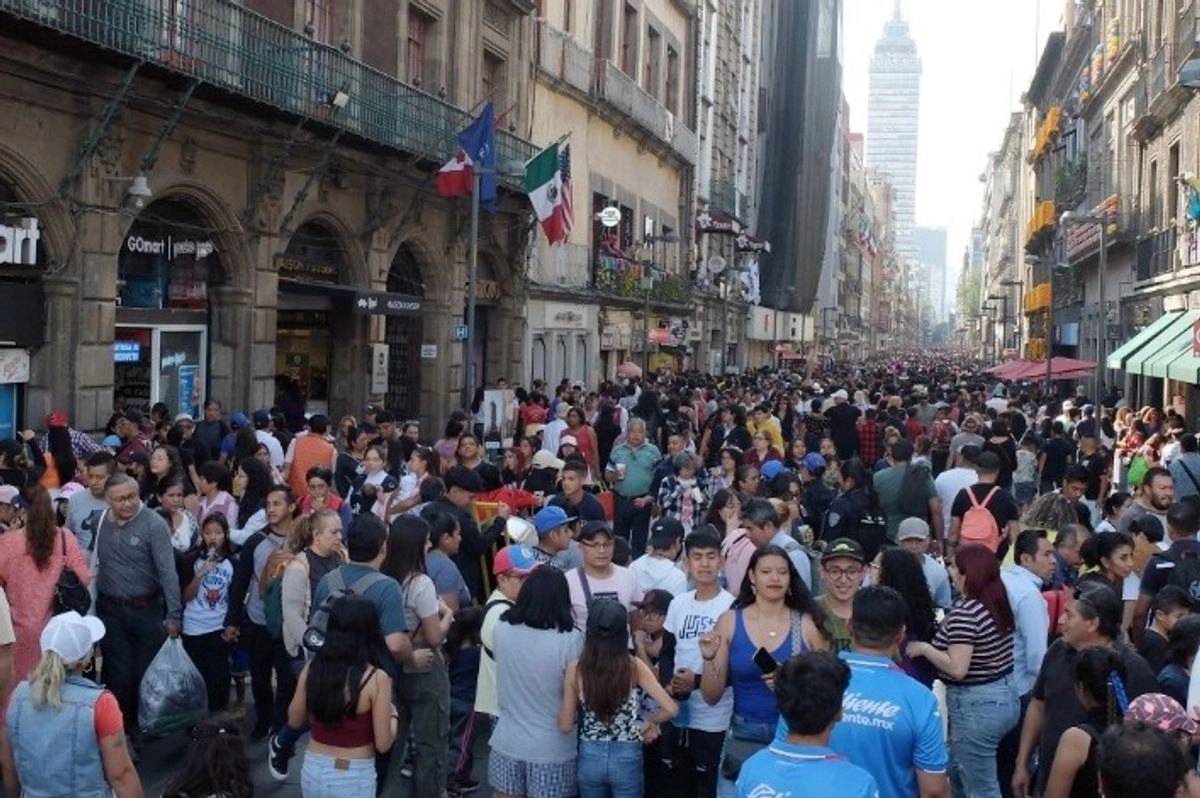 Personas en el Centro Histórico de la Ciudad de México.