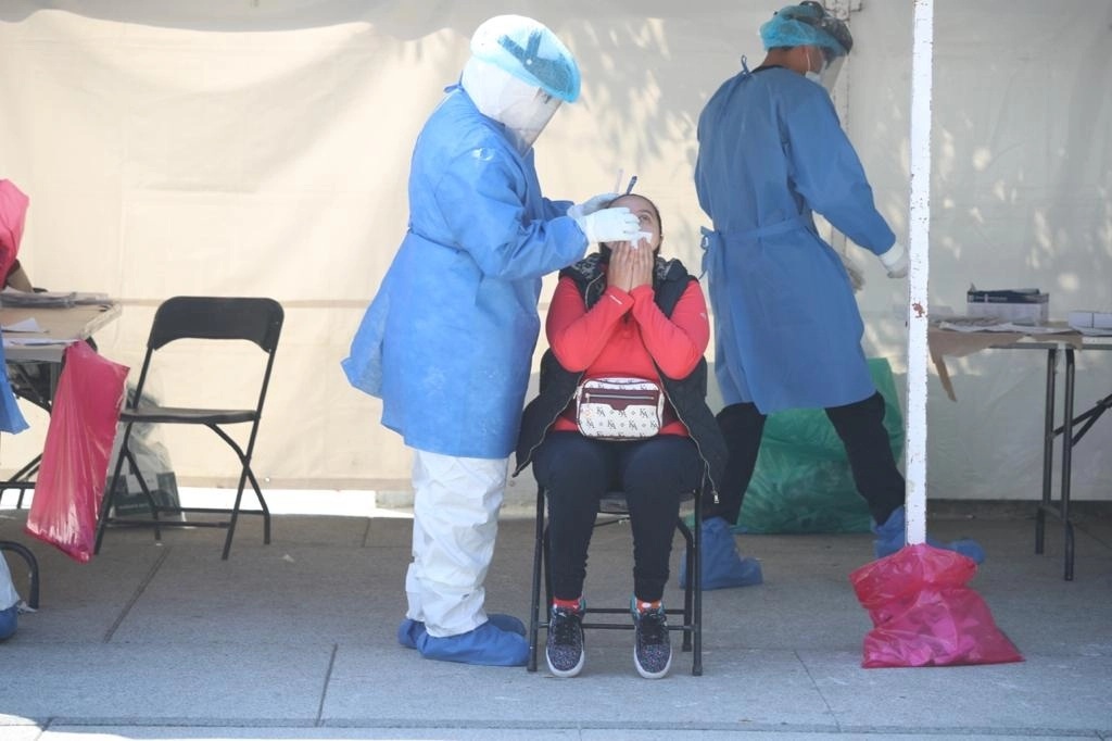 Personal de salud realiza pruebas de detección de Covid-19 en la alcaldía Cuauhtémoc, en la Ciudad de México, el 26 de enero de 2021. Foto María Luisa Severiano