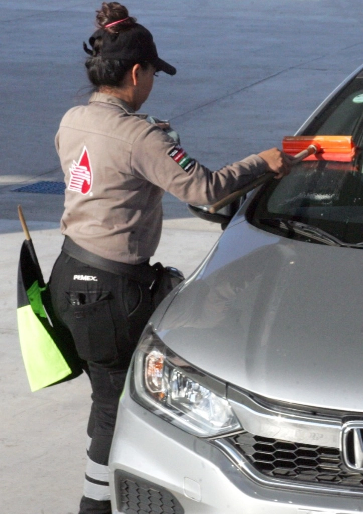 A pesar de que la escolaridad promedio de las mujeres en América Latina y el Caribe ha superado la de los hombres, ello no se ha reflejado en una mayor incorporación al mercado laboral ni en mejores ingresos por el trabajo remunerado. La imagen fue captada en octubre pasado en una gasolinería de la carretera México-Pachuca. Foto ‘La Jornada’



